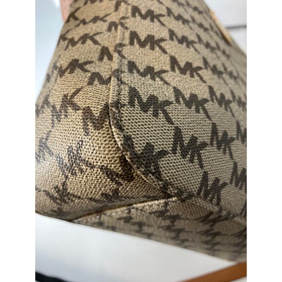 MICHAEL KORS MEDIUM SAFFIANO LEATHER SIGNATURE CROSSBODY BAG - Picture 9 of 16